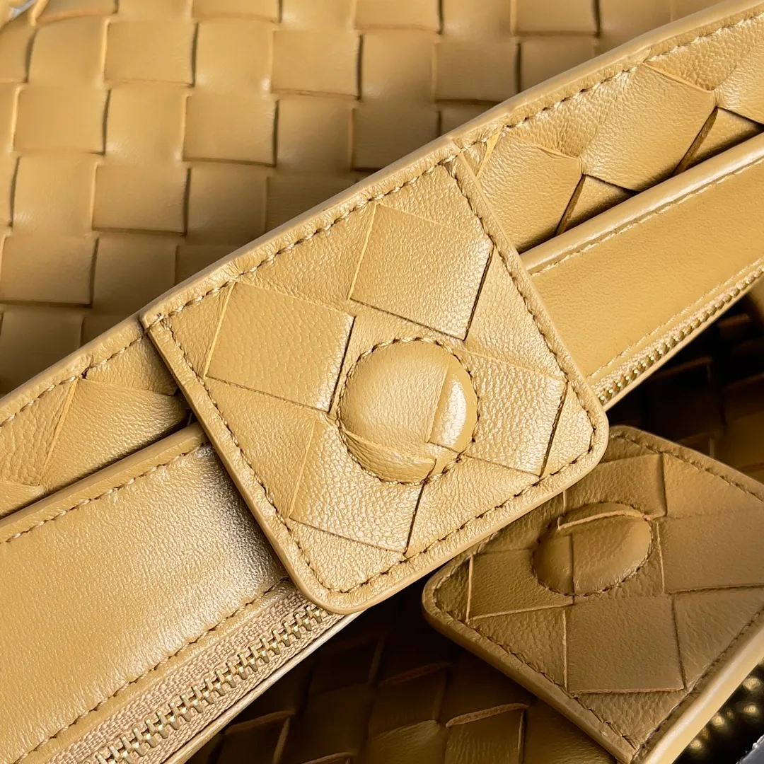 The 2023 new Andiamo batch of 1860 BV has been shipped‼ ️Really popular🔥The new Andiamo woven handbag launched by Bottega Veneta this season is really popular all over the world! ! Celebrities at home and abroad have worn it, and Oscar-winning actress Michelle Yeoh has taken it out on the street. Song Jia, Trai Yara, Yu Feihong, Sanji Ayaka, Rosie Hunting-Whiteley, Yoshioka Riho, etc. have all picked up this bag. It is classic and versatile, showing off its temperament, and the bag capacity is also large, which is very convenient for daily commuting! ! A variety of carrying methods, the shoulder straps can be adjusted by yourself, the original lambskin feels soft and delicate, and the neutral style is made to break gender boundaries and bring a more practical and longer-lasting use experience. Andiamo, which has both elegant and casual styles, perfectly interprets the true appearance of "fashionable old money style". Style number: 743568 Size: 25*22*10.5cm